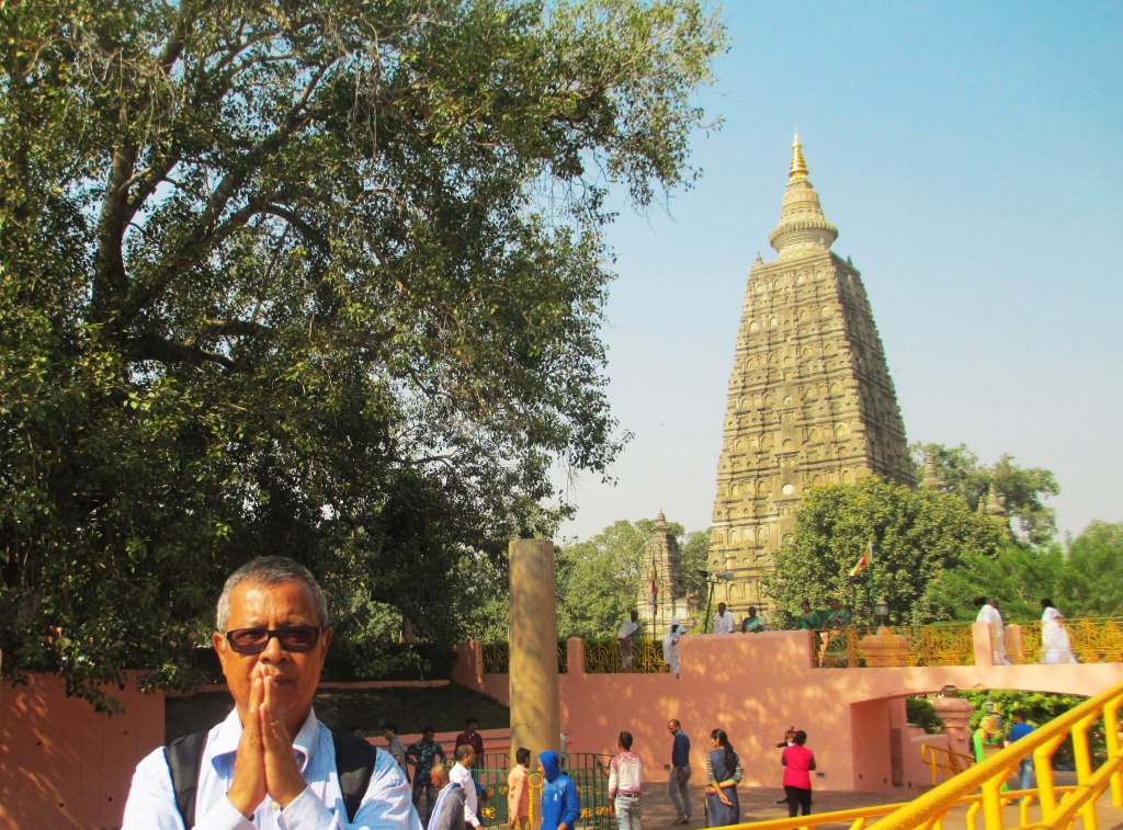 Mahabodhi Temple and the Ashoka pillar, Bodhgaya, Bihar, India.